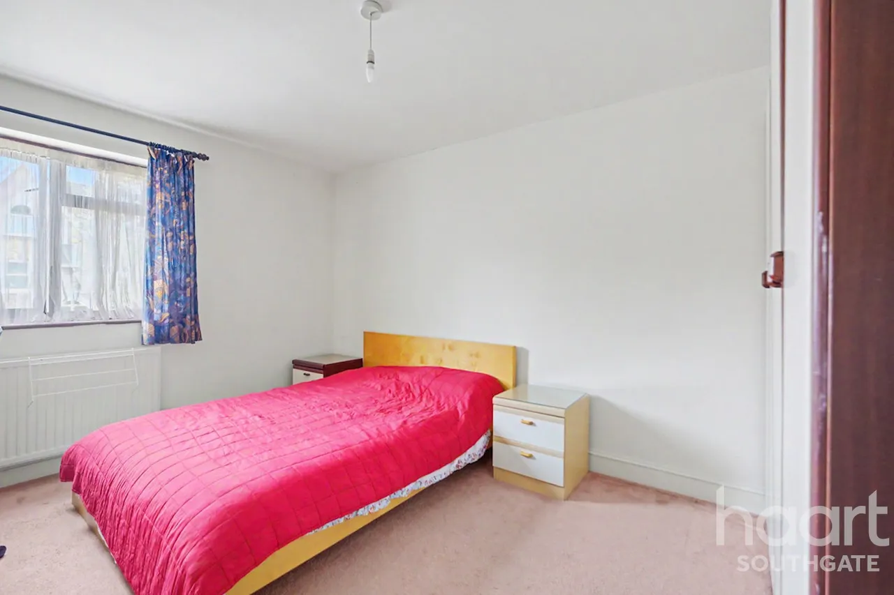 Holden Avenue, London, N12, photo 14