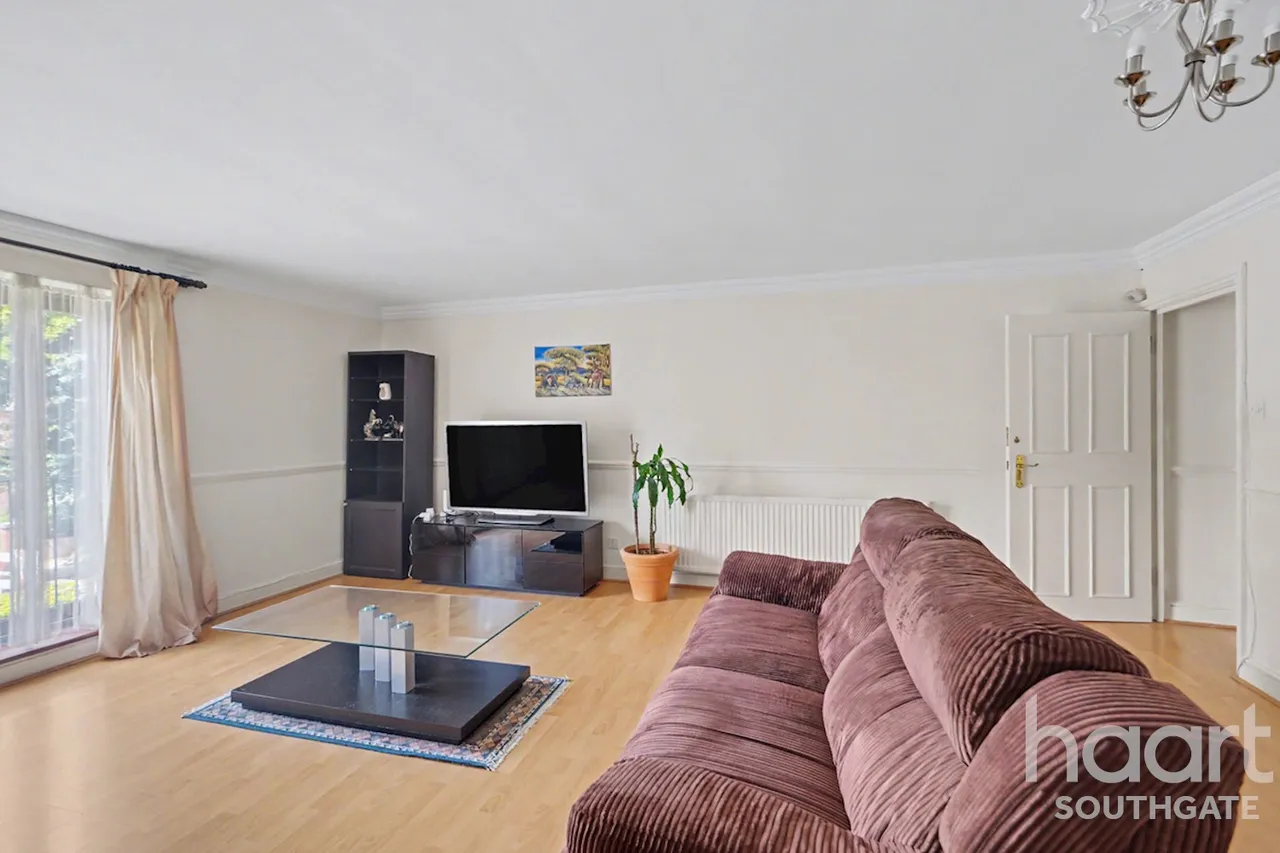 Holden Avenue, London, N12, photo 8