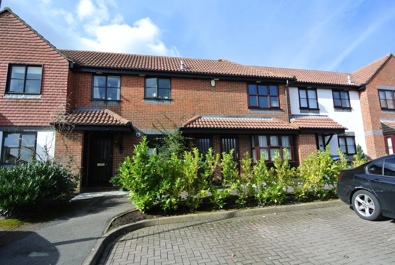1 bed flat for sale — Englefield Close, Englefield Green, Egham, TW20 0SE