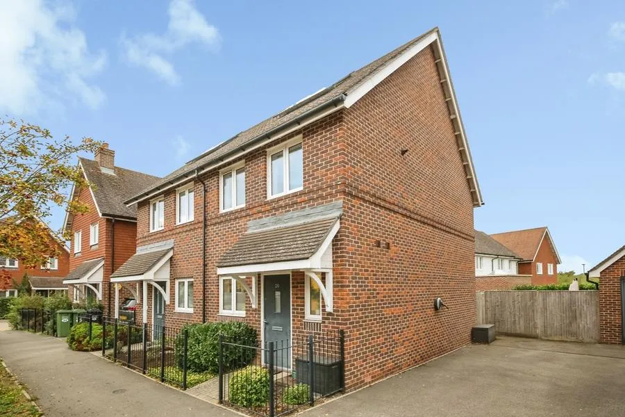 2 bed house to rent, Moy Green Drive, Horley, RH6