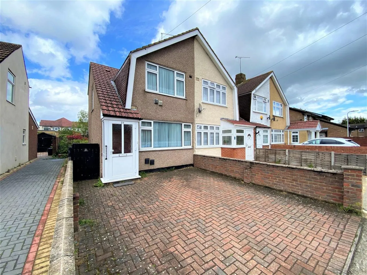 2 bed house for sale — Windsor Park Road, Harlington, Middlesex, UB3 5HZ