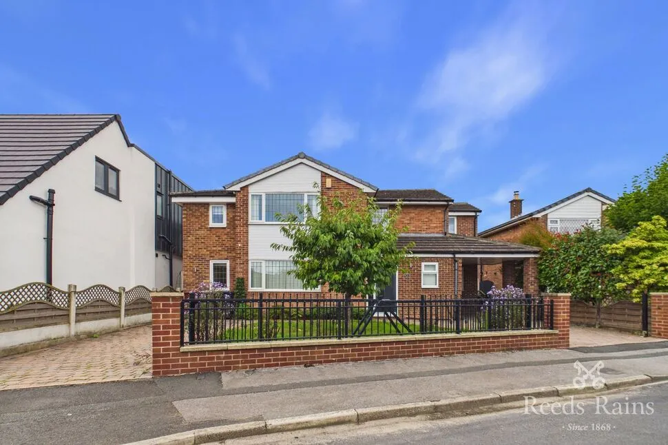 4 bed house for sale — The Roundway, Morley, West Yorkshire, LS27