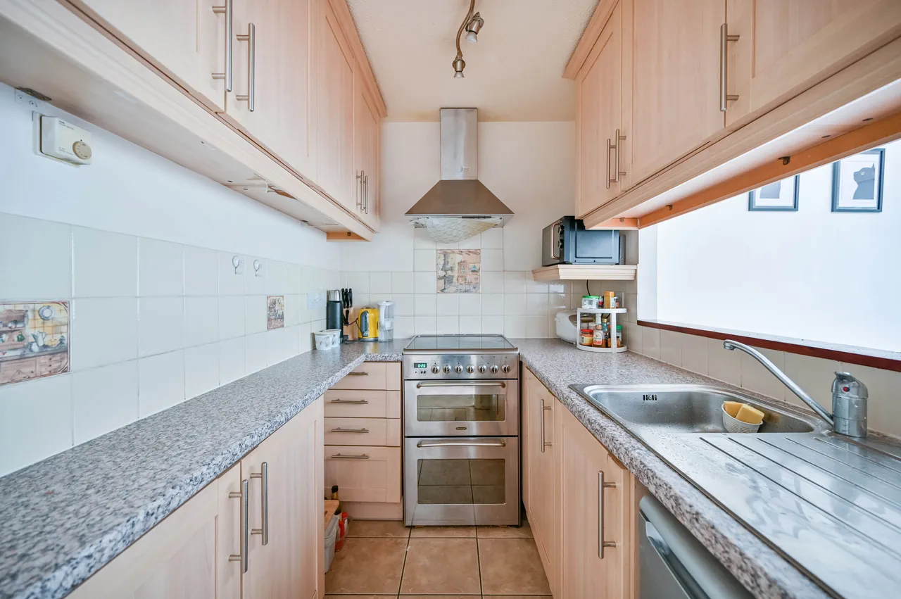 9 Shott Close, Sutton, photo 3