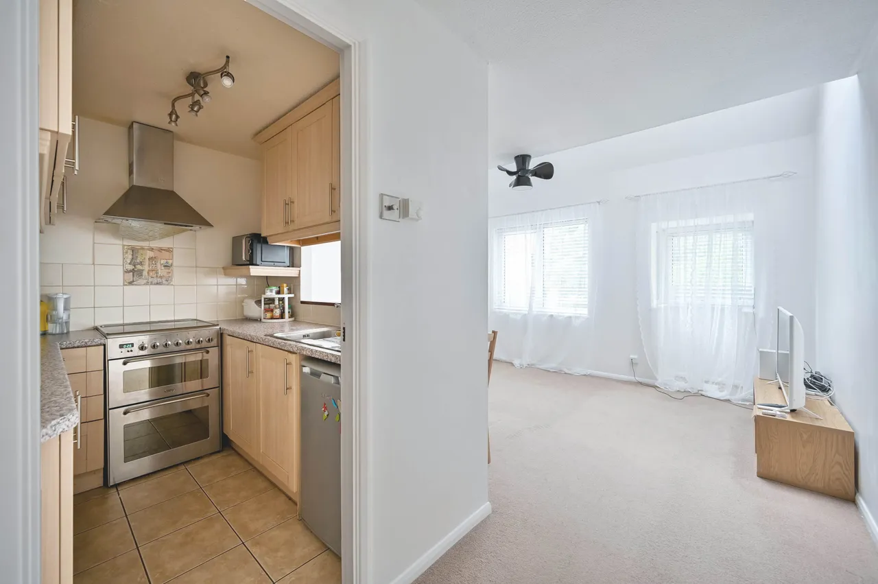 9 Shott Close, Sutton, photo 8