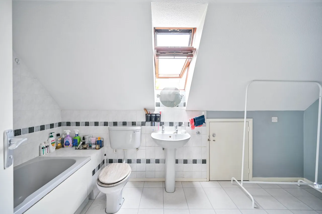 9 Shott Close, Sutton, photo 5