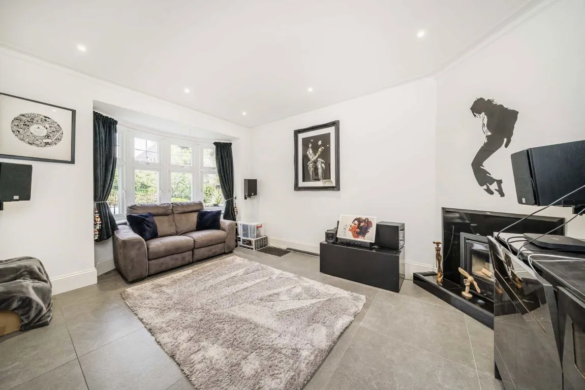 Borough Road, TW7, photo 2