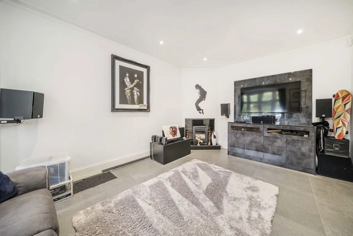 Borough Road, TW7, photo 3
