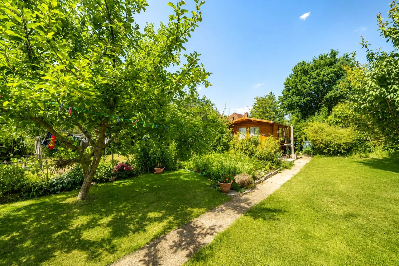 2 bed flat for sale, Valley Close, Pinner, HA5