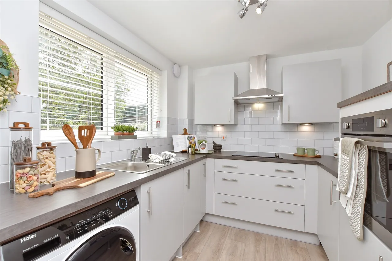Victoria Road, Cranleigh, GU6, photo 2