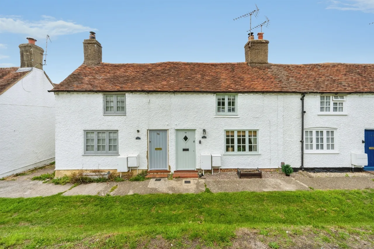 2 bed house for sale, Tring Road, Wendover, HP22