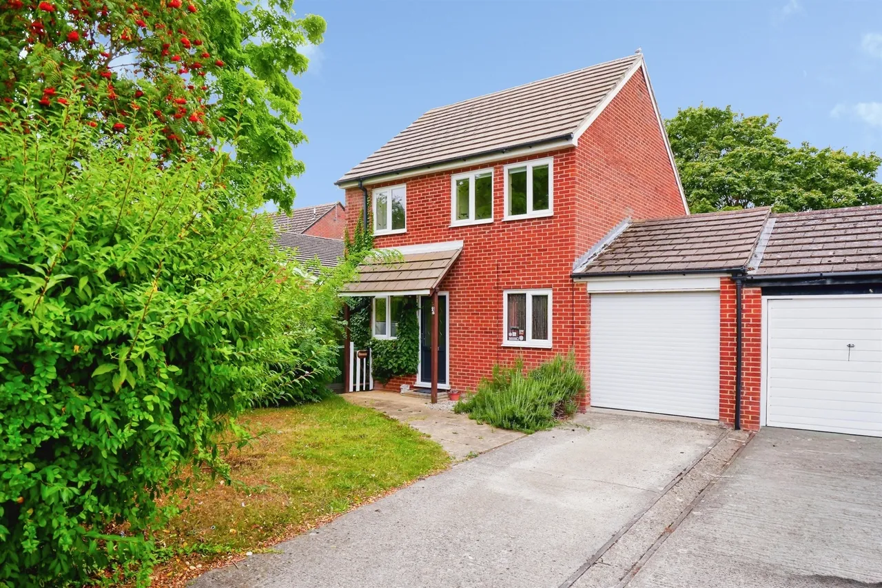 4 bed house for sale — Sovereign Close, DIDCOT