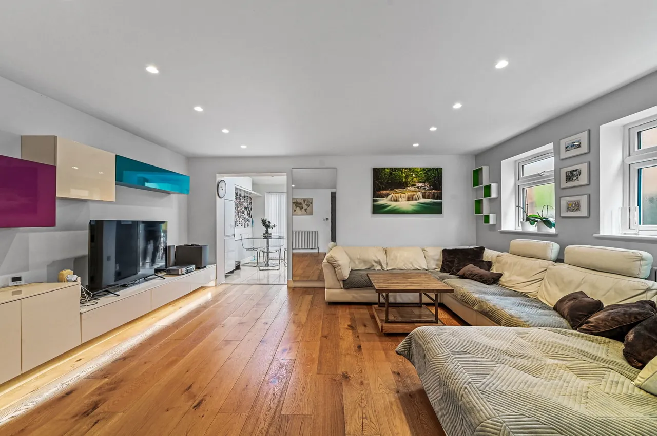 4 bed house for sale, High Meadows, Chigwell, IG7