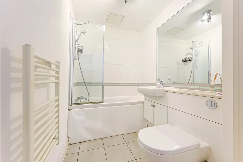 Boulevard Drive, Beaufort Park, NW9, photo 8
