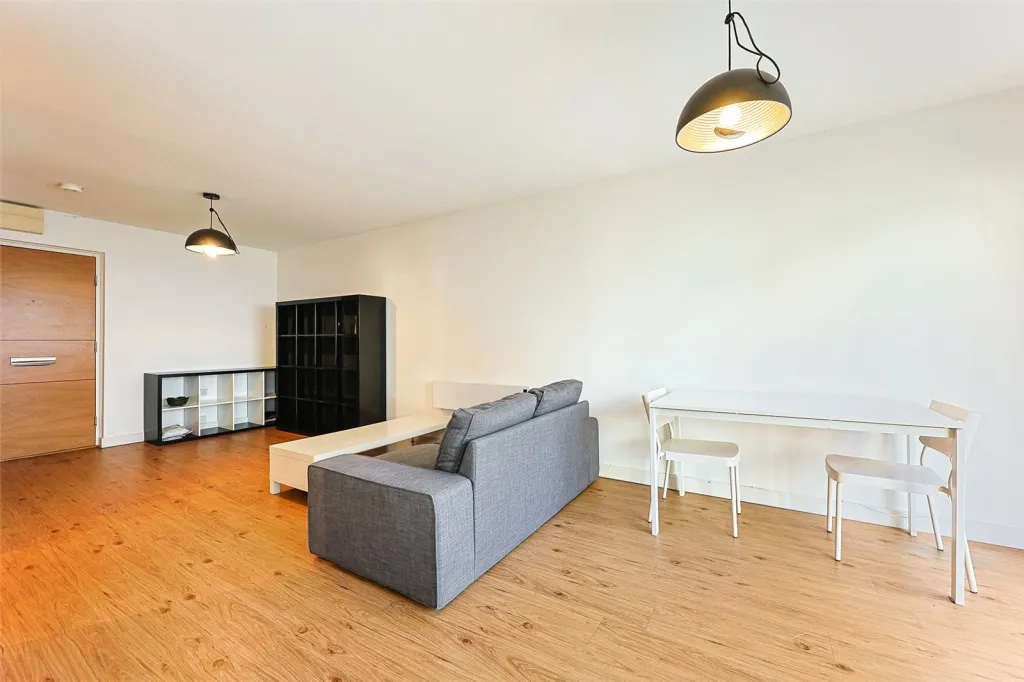 Boulevard Drive, Beaufort Park, NW9, photo 3