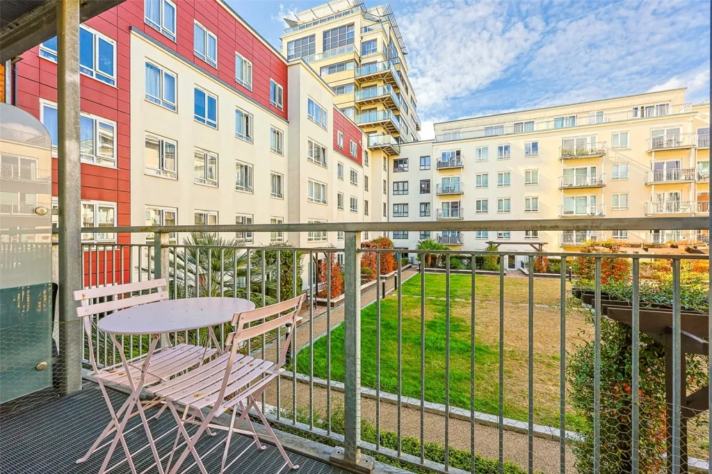 Boulevard Drive, Beaufort Park, NW9, photo 9