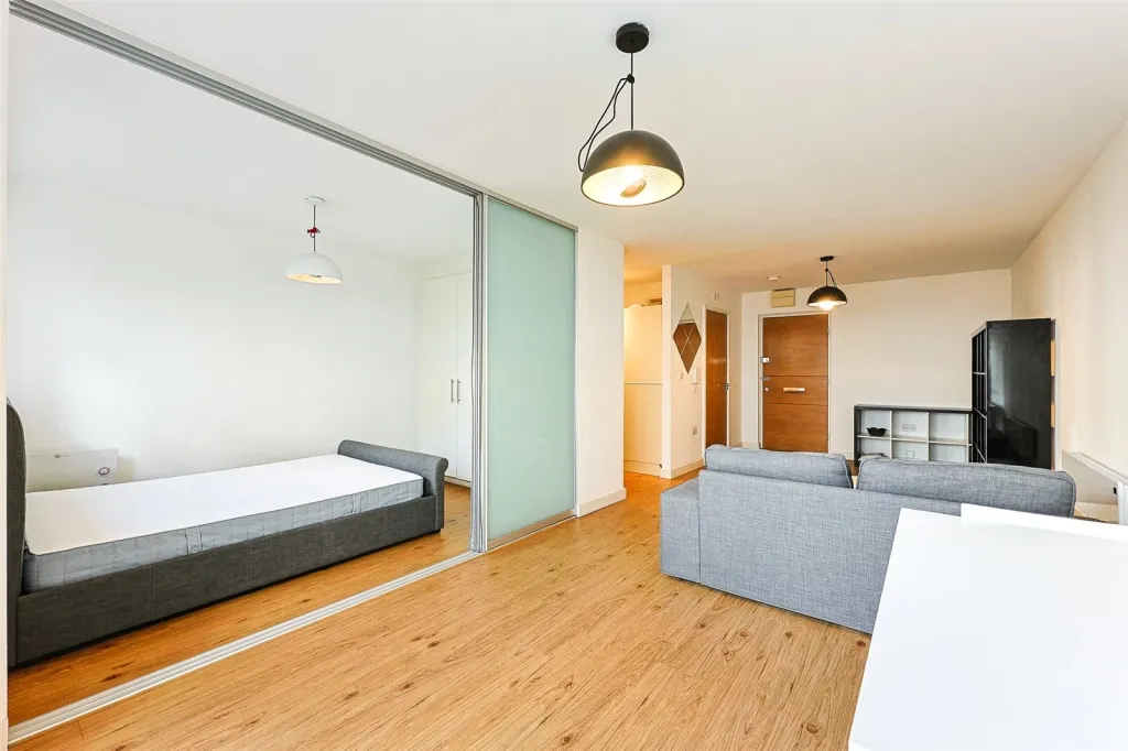 Boulevard Drive, Beaufort Park, NW9, photo 12