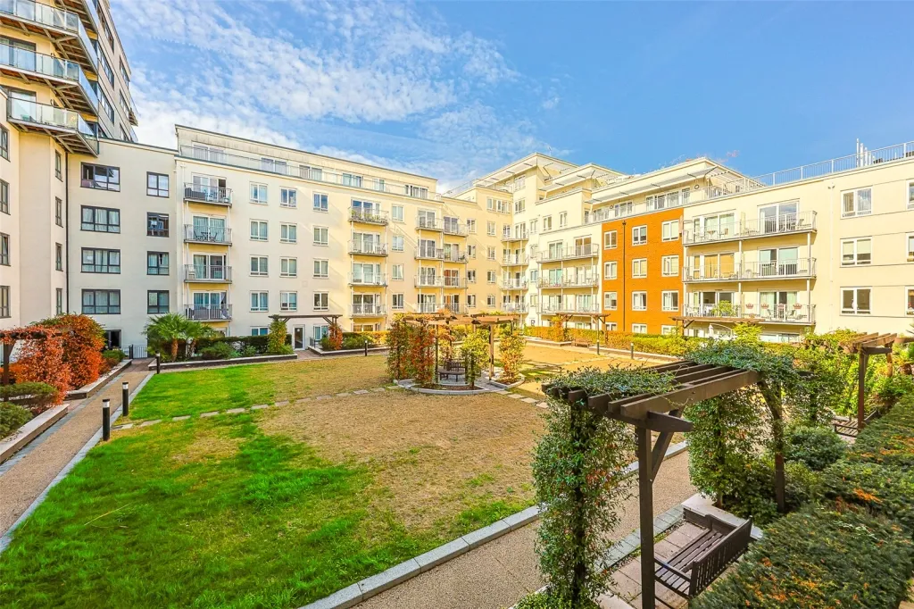 Boulevard Drive, Beaufort Park, NW9, photo 10