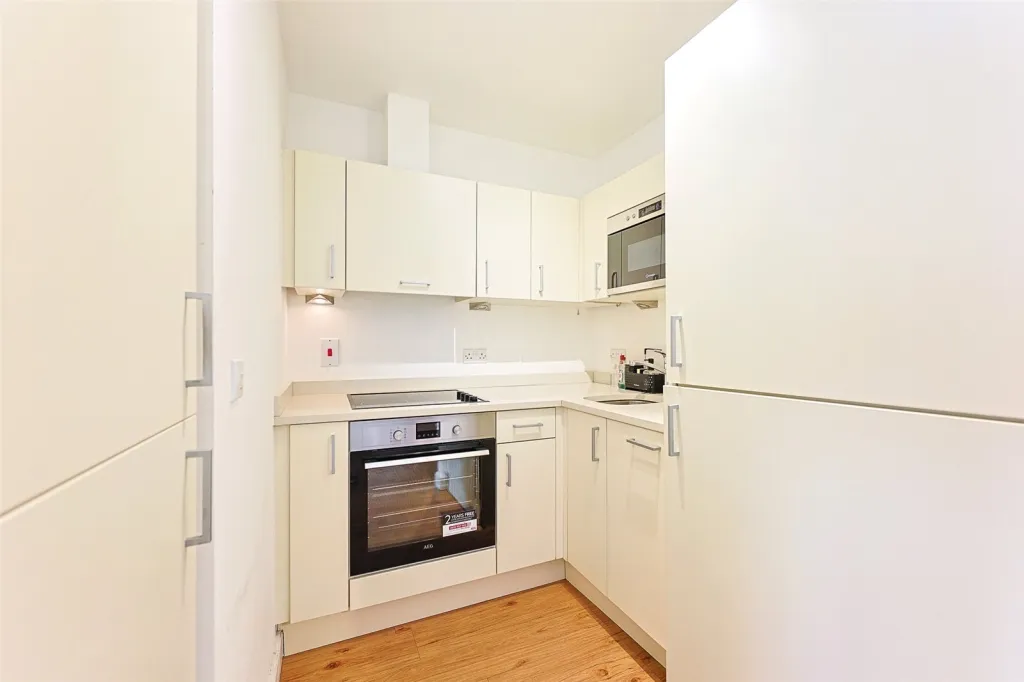 Boulevard Drive, Beaufort Park, NW9, photo 7