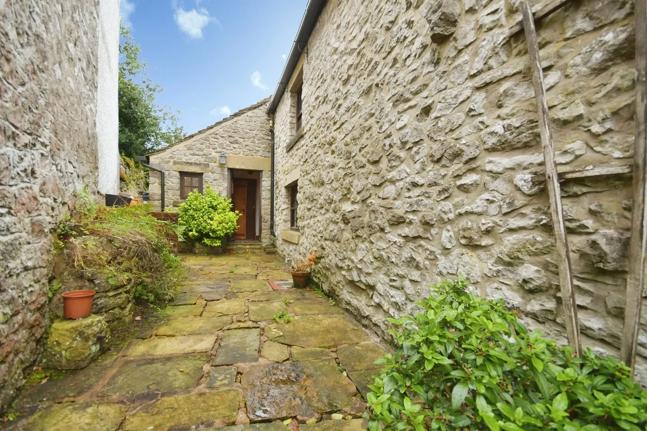 Main Street, Taddington, SK17, photo 17