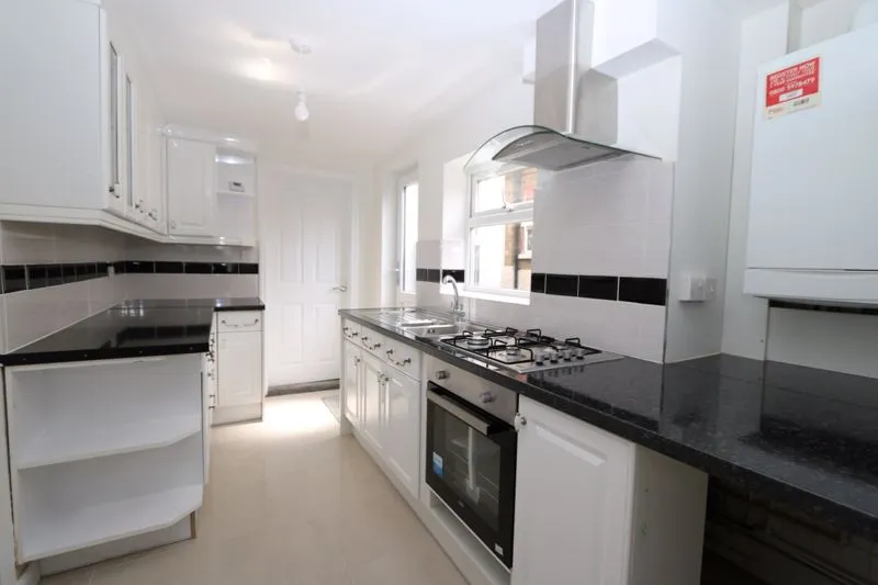 Oakridge Road, High Wycombe HP11 2PL, photo 2
