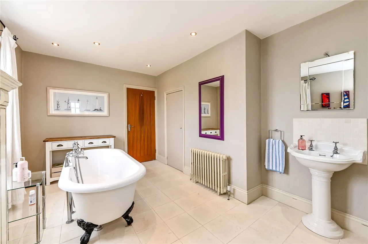 Operational Holiday Let Estate — 4-Bed Farmhouse, Five Cottages, photo 6