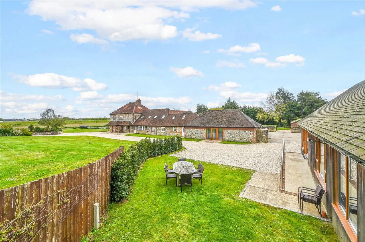Operational Holiday Let Estate — 4-Bed Farmhouse, Five Cottages, photo 40