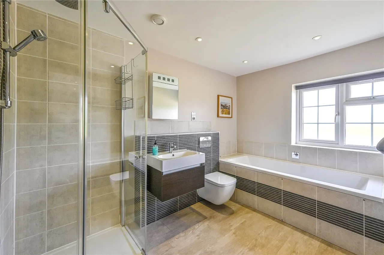Operational Holiday Let Estate — 4-Bed Farmhouse, Five Cottages, photo 26