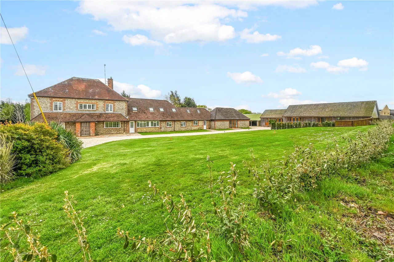 Operational Holiday Let Estate — 4-Bed Farmhouse, Five Cottages, photo 5