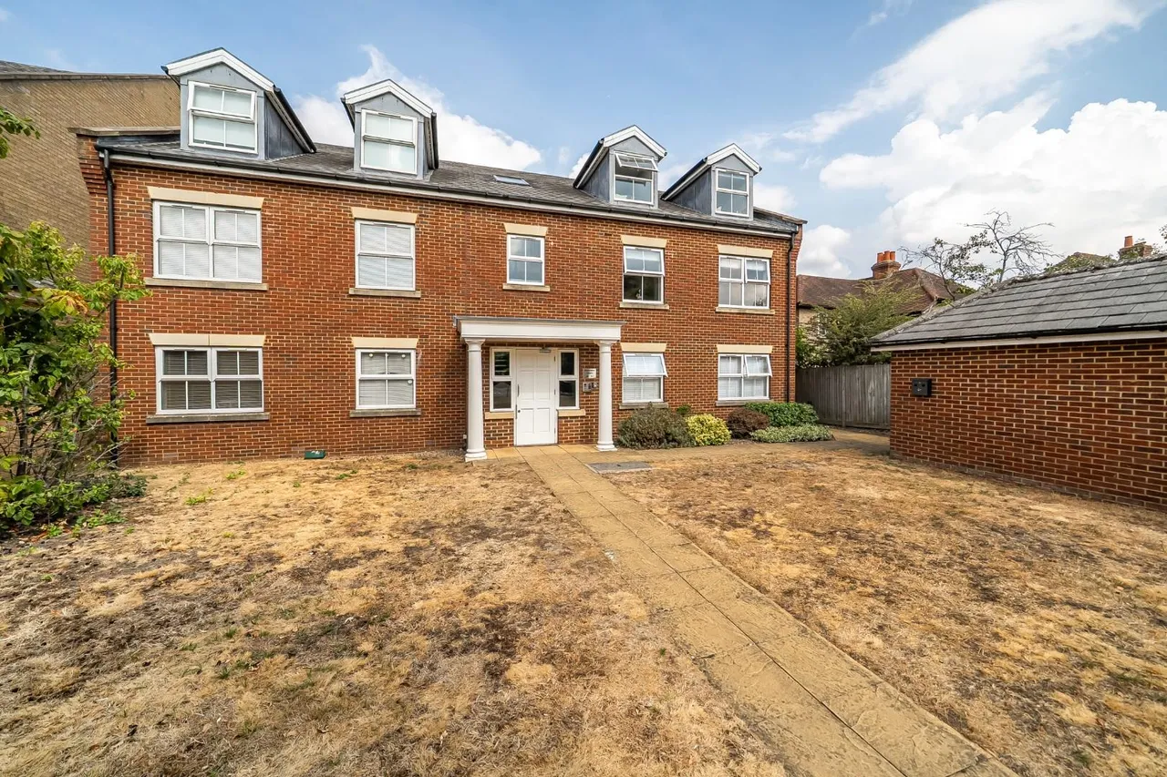 2 bed flat for sale, Clarence Road, Windsor