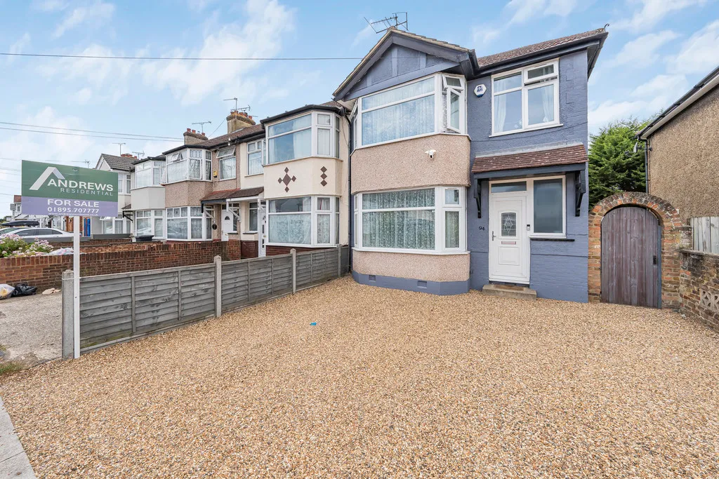 3 bed house for sale — Ryefield Avenue, Hillingdon, UB10