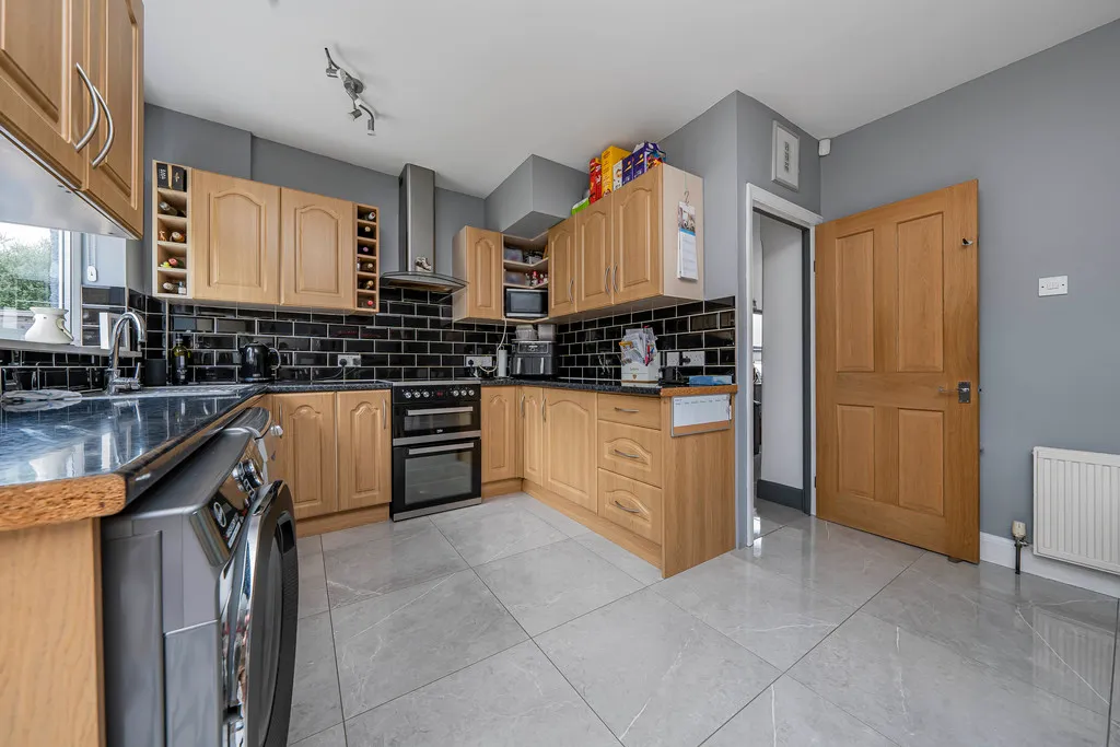 Ryefield Avenue, Hillingdon, UB10, photo 13