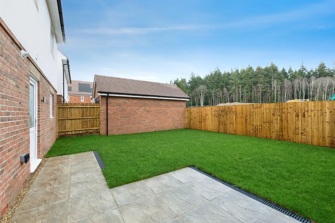 Daggons Road, Alderholt, Fordingbridge, photo 6