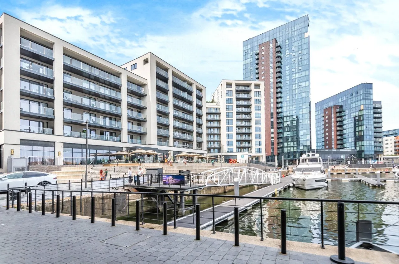 2 bed flat to rent, Maritime Walk, Ocean Village, SO14