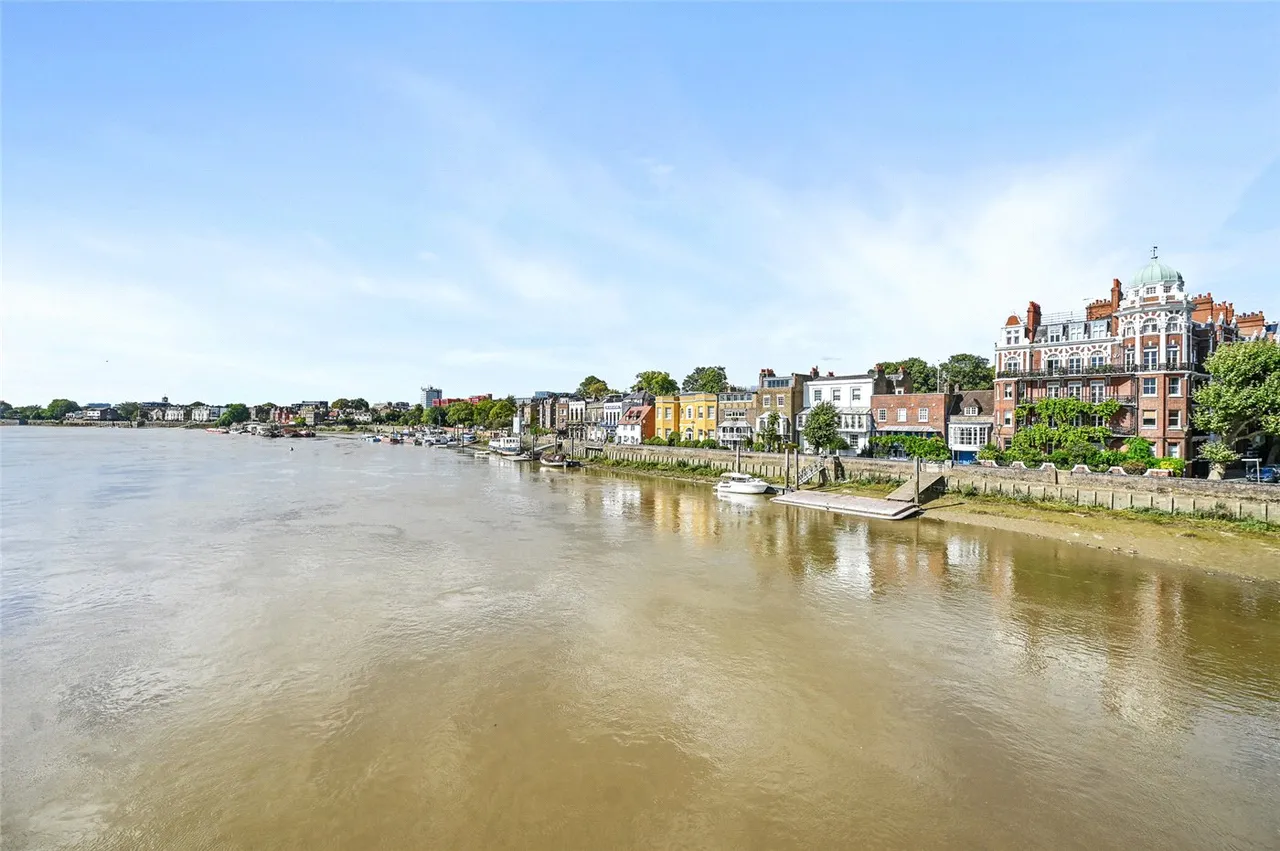 Hammersmith Bridge Road, London, W6, photo 4