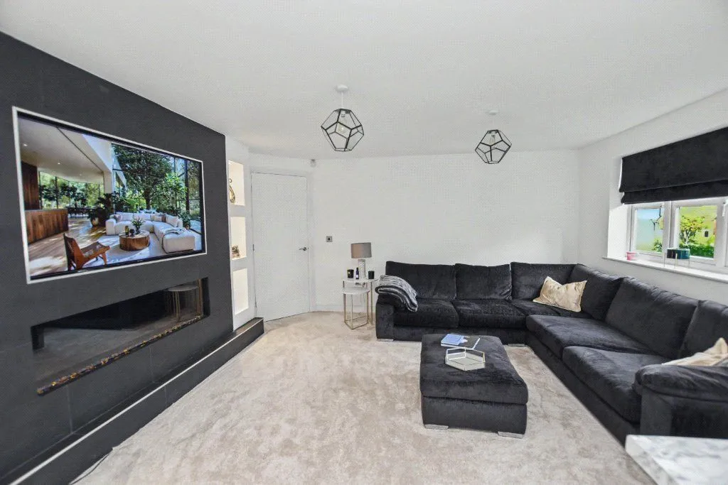 Royal Troon Drive, Wakefield, WF1, photo 2