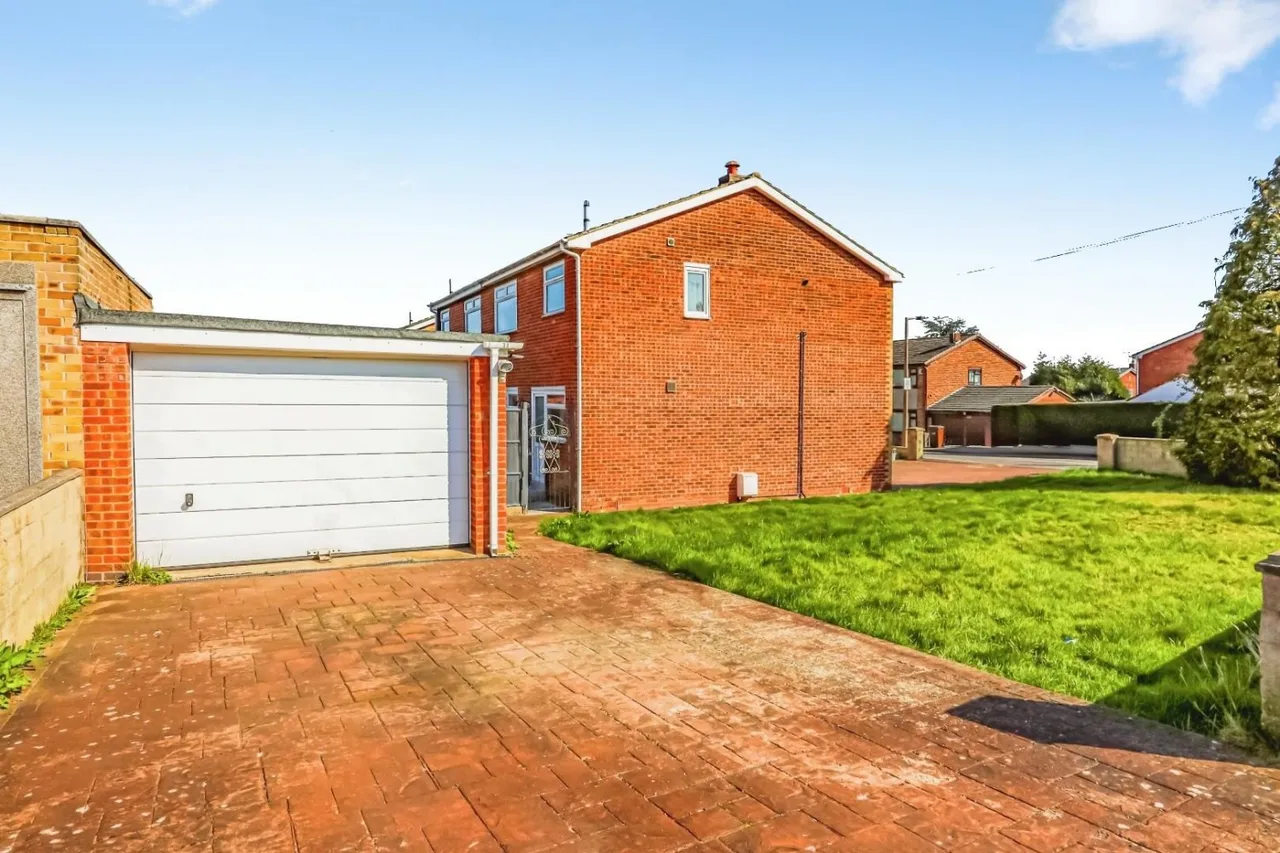 St. Stephens Drive, Aston, S26, photo 13