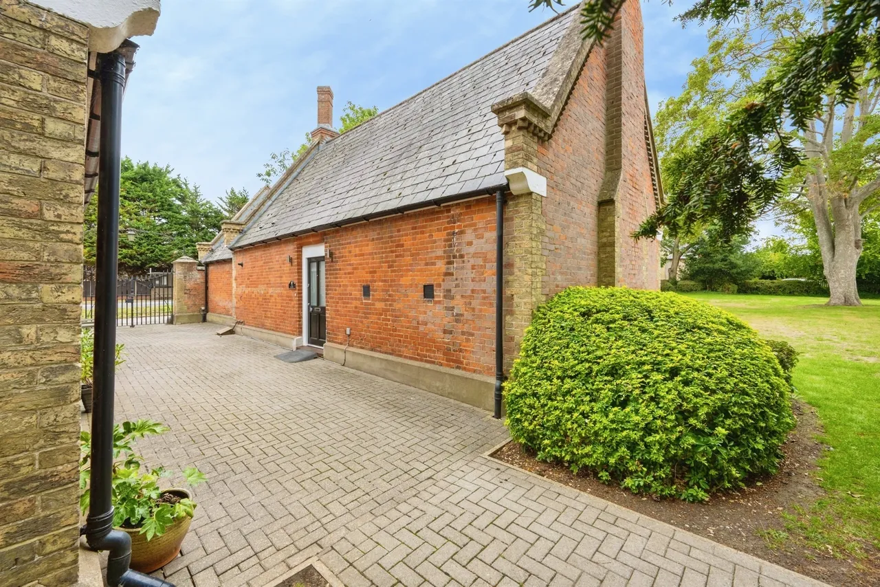 Hedges Way, Aylesbury, HP20, photo 16