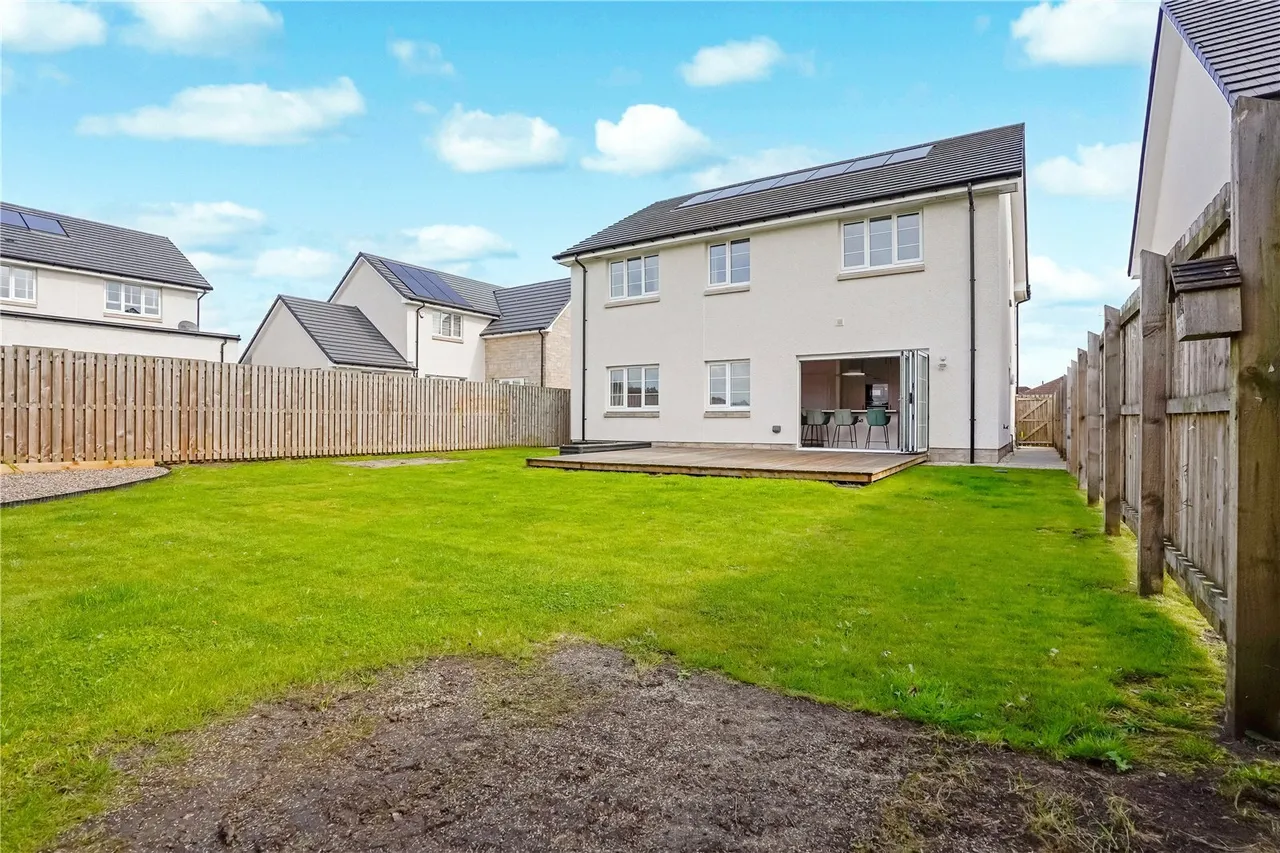 Quintinshill Drive, Larbert, Stirlingshire, FK5, photo 27