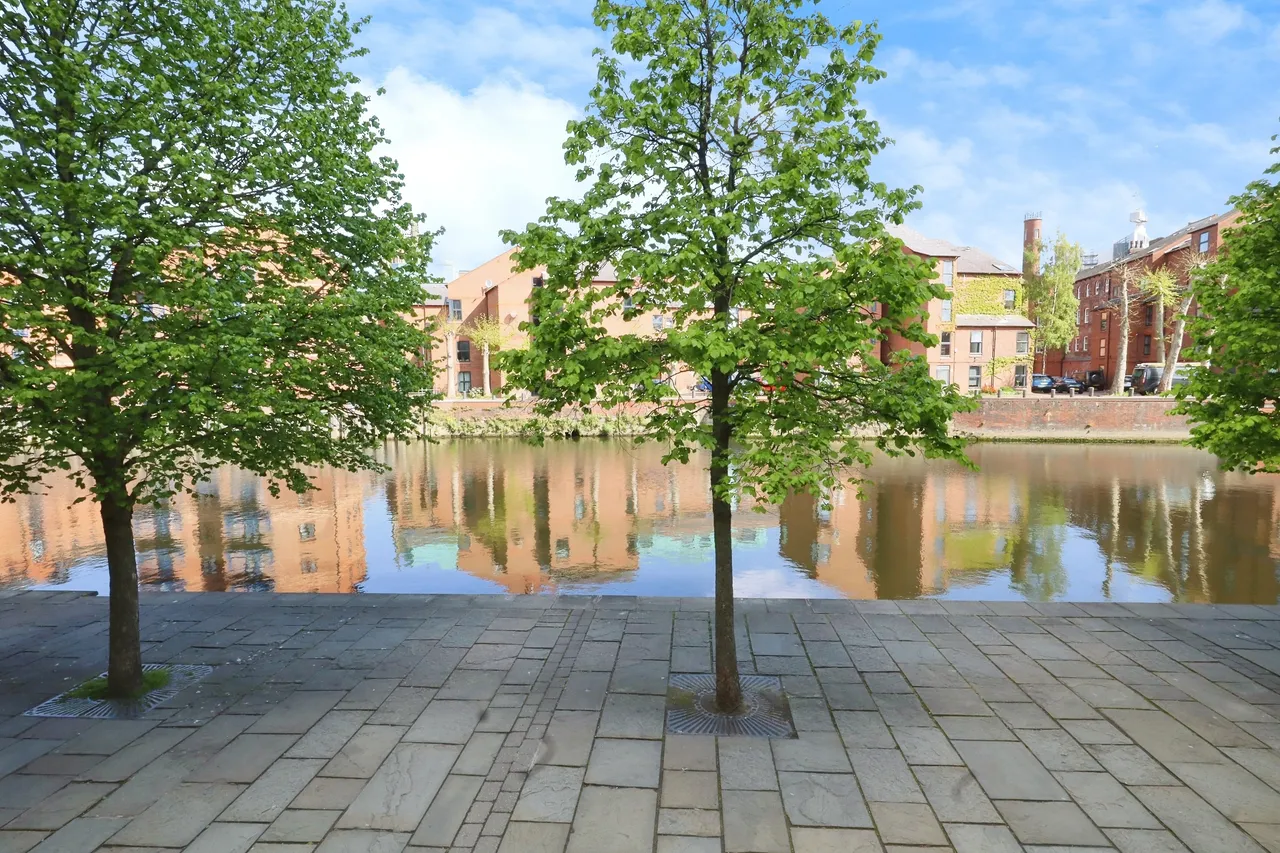 2 bed flat for sale, Bowman Lane, Leeds, LS10