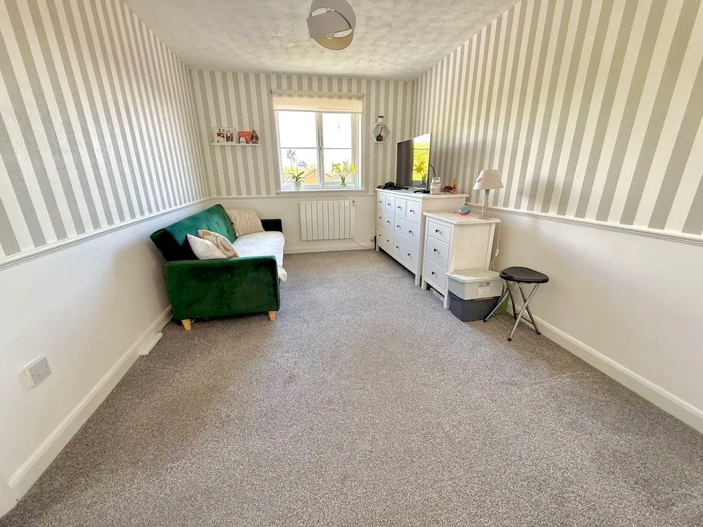 Tennyson Avenue, Houghton Regis LU5 5UG, photo 2