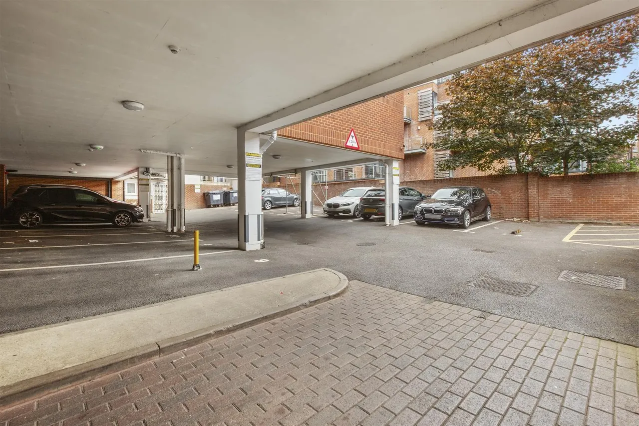 Corporation Street, High Wycombe, HP13, photo 8