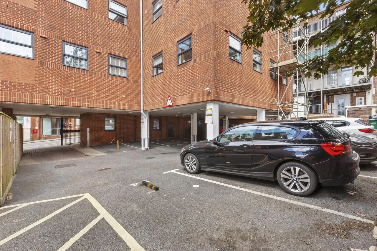Corporation Street, High Wycombe, HP13, photo 9