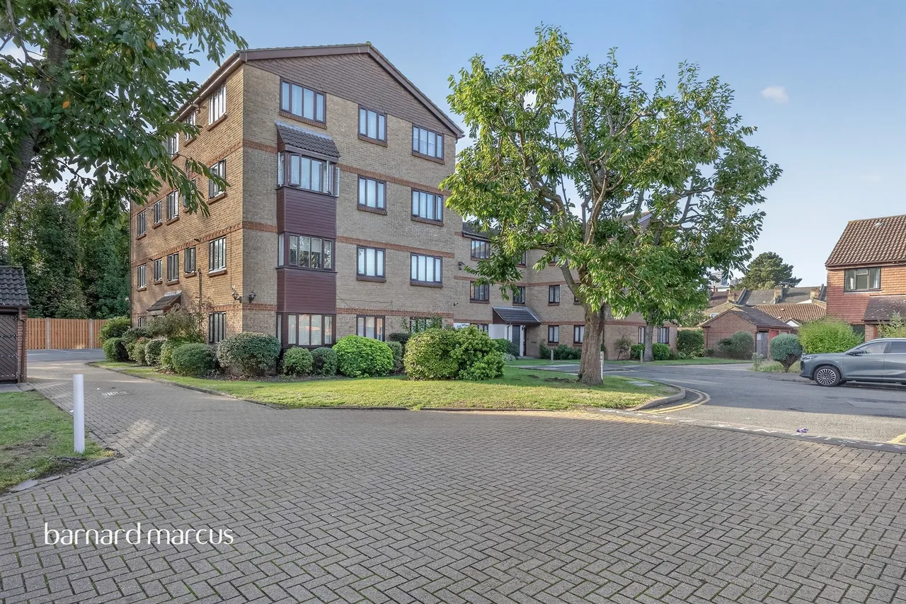 2 bed flat for sale, Burnham Gardens, Croydon, CR0