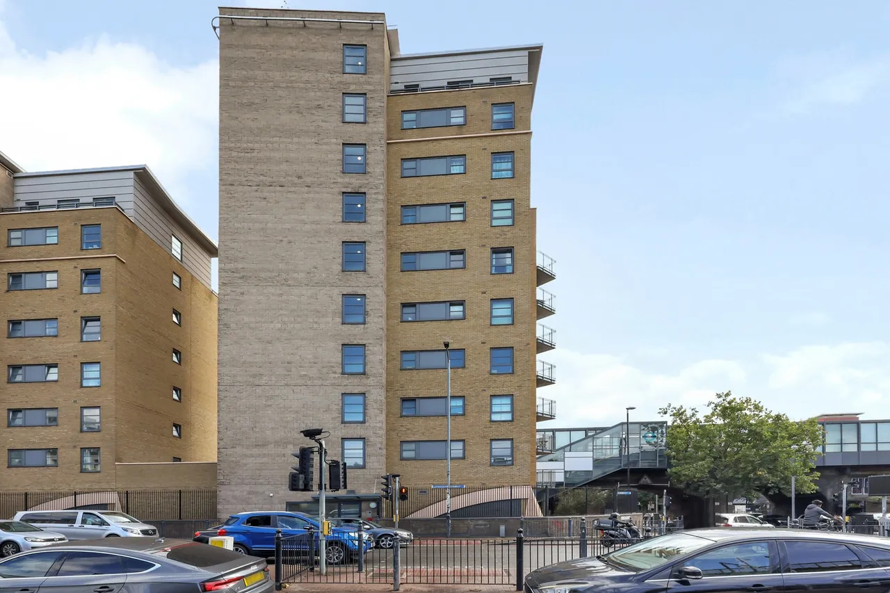 2 bed property for sale — Flat 1, 590 Commercial Road, London, E14 7JR