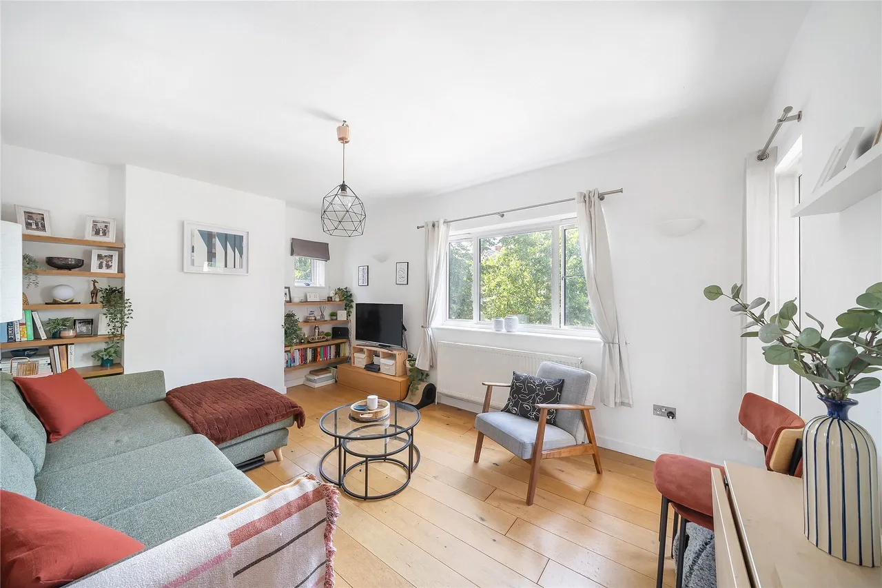 2 bed flat for sale, Lessar Avenue, London, SW4