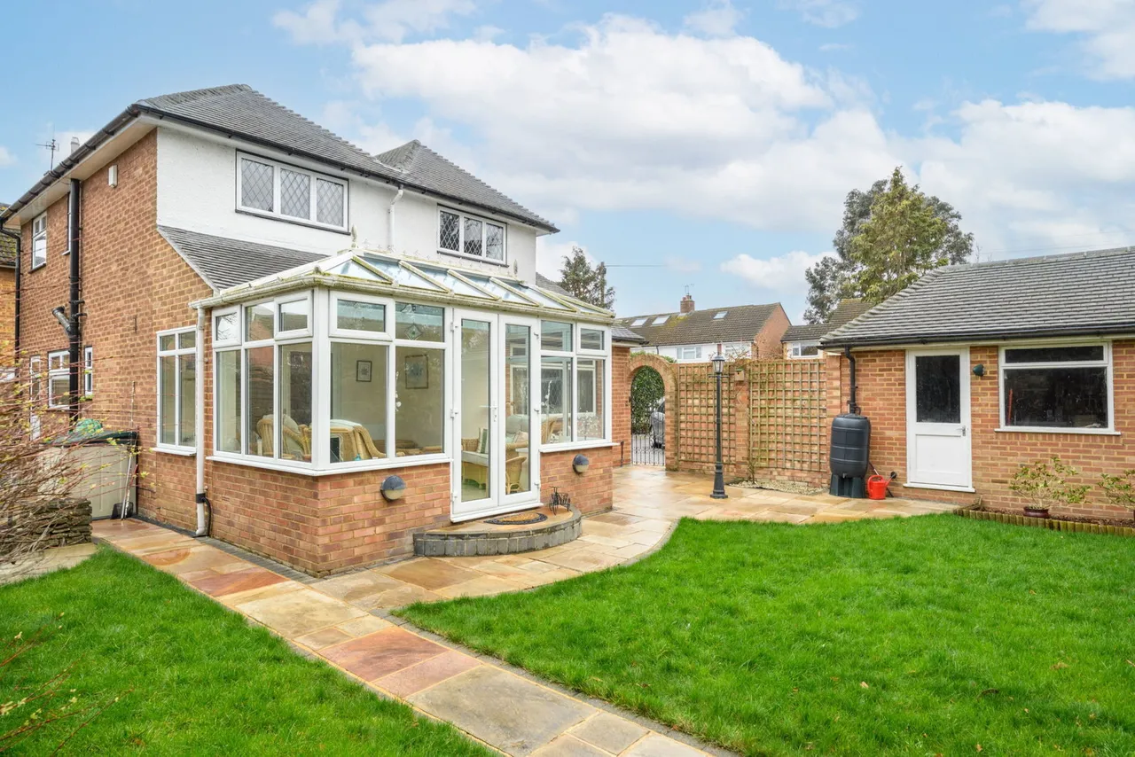 Ashurst Drive, Shepperton, TW17, photo 2