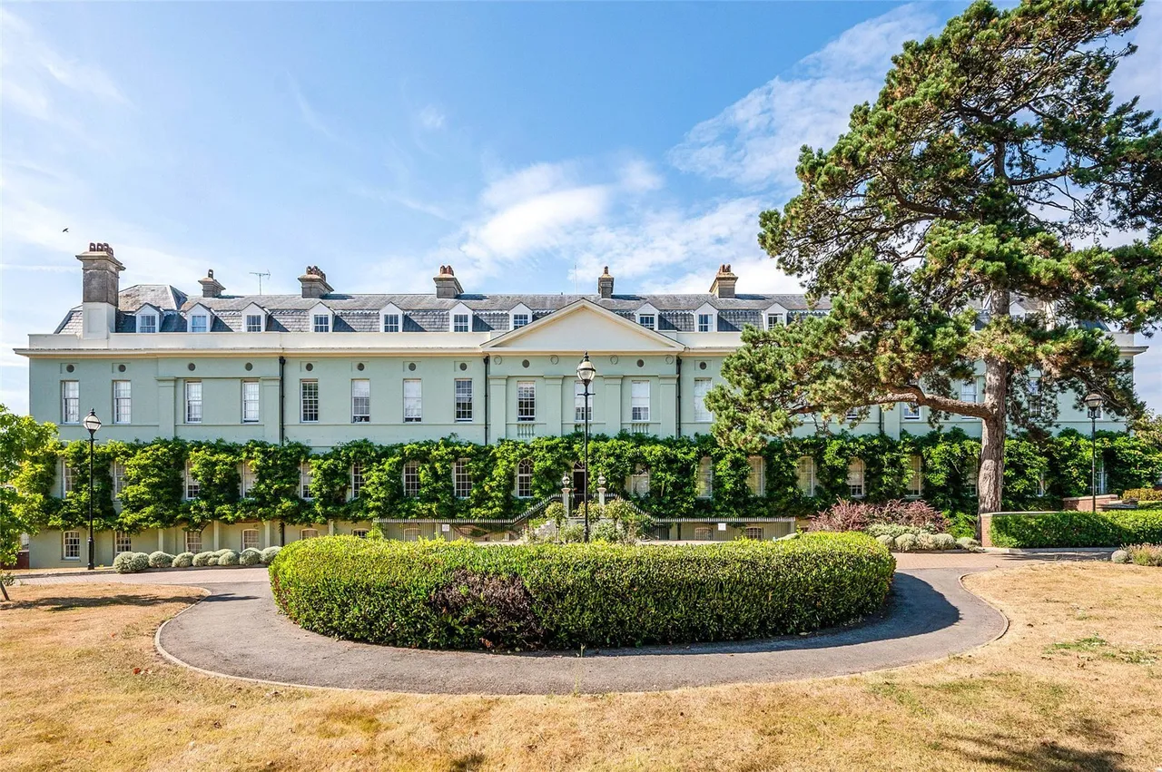2 bed property for sale, King George Gardens, Chichester, PO19