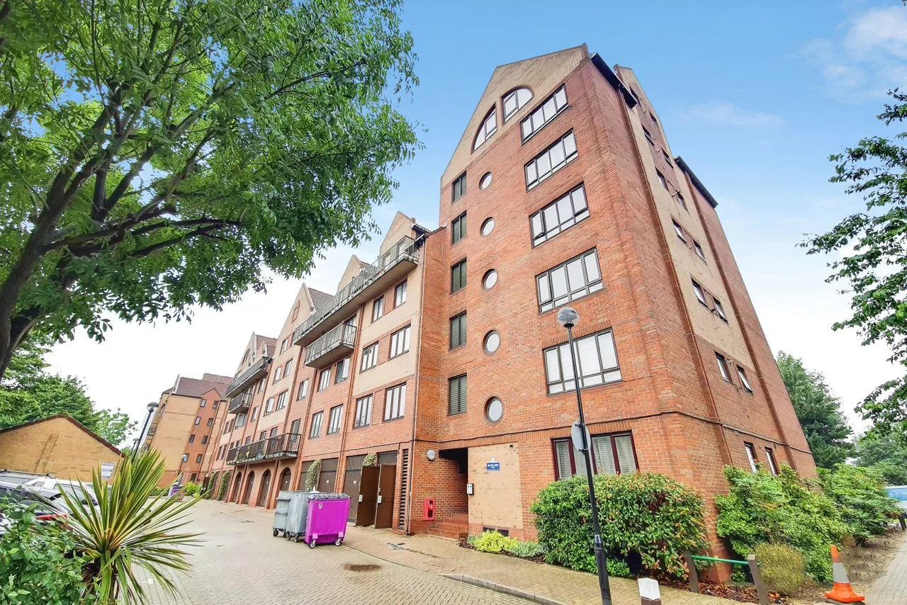 Amsterdam Road, London, E14, photo 2