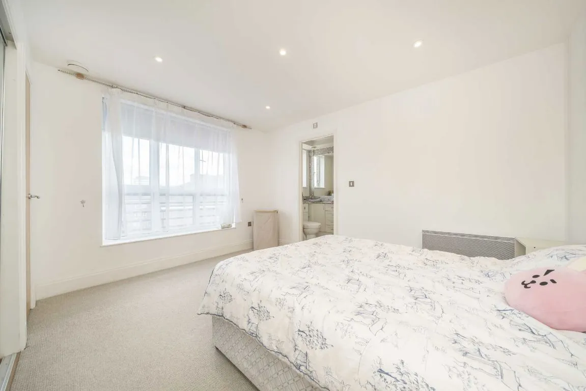 High Street, TW8, photo 5