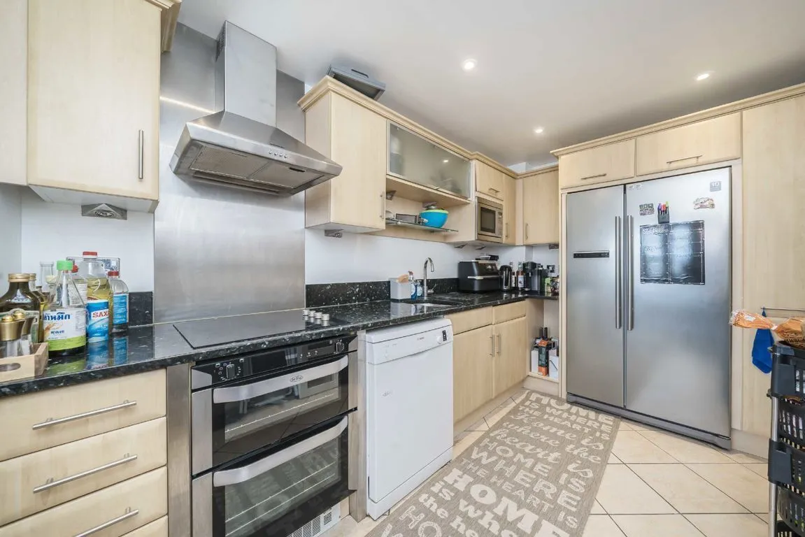 High Street, TW8, photo 3